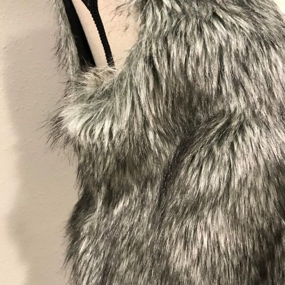 Faux fur grey sleeveless vest - Picture 2 of 11